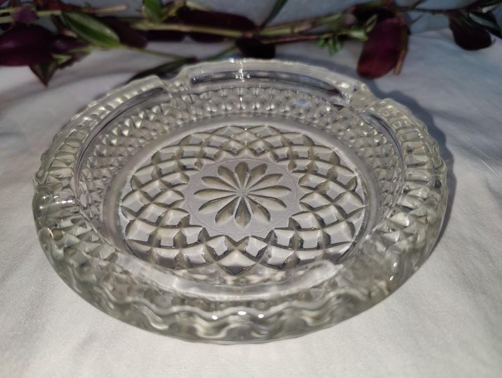 Crystal Ashtray Bowl Weighs approx 12.9oz, 5 1/2" in diameter and 3cm thick.