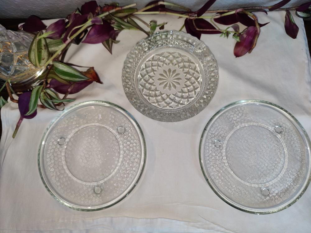 One plate weighs 11.6oz and the other is 11.1oz. They are both 6" in diameter and 1.5cm thick.